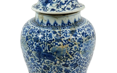 Grande potiche in porcellana bianca e blu con coperchio, cm h 50, Cina, XX secolo, (difetti, restauri e mancante la presa del coperchio).