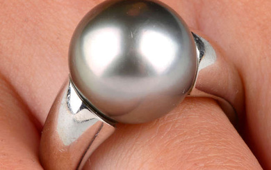 Grey cultured pearl ring