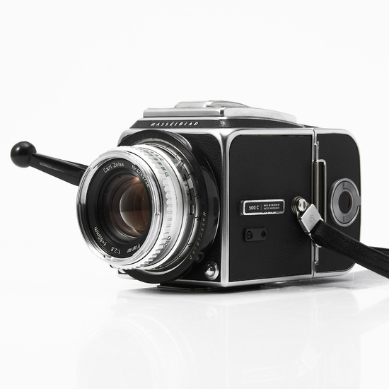 HASSELBLAD, camera body, model 500c, 1967, TU 71439, with two lenses: Carl Zeiss Sonnar 1:5. 6 f=250 mm, Synchro-Compur, serial number 4503864, Carl Zeiss Planar 1:2. 8 f=80mm, serial number 4289738 , as well as various accessories, in original bag.
