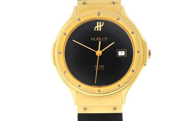 HUBLOT - an 18ct yellow gold MDM wrist watch, 32mm.