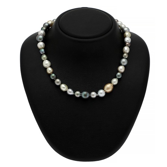 Hartmann's: A pearl necklace set with numerous cultured Tahiti and South Sea pearls, clasp of sterling silver. L. ca. 47 cm. Pearl diam. 9–14 mm.