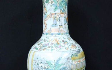 Important vase en porcelaine à décor de scènes animés dans des paysages et réserves. Chine...