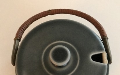 Jens H. Quistgaard: ''Azur'' glazed stoneware tea pot and marmelade jar, decorated with patterns in low relief. Tea pot H. 13. Marmelade jar Diam. 9. (2)