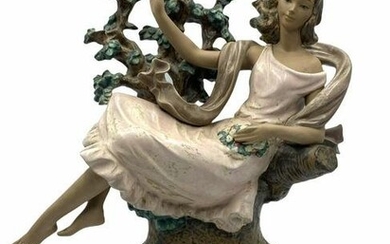 Lladro #2062 Day Dream Flora Porcelain Figure with