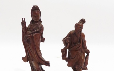 Lot de deux sujets en bois sculpté (Guanyin et pêcheur). Chine, XXème siècle. 15 x...