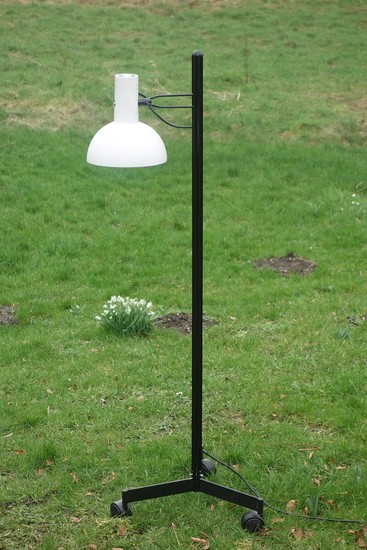 Louis Poulsen: Floor lamp with black-lacquered metal frame and white-lacquered metal shade. Adjustable height. Manufactured by Louis Poulsen. H. 131 cm.