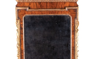 MIROIR GEORGE II EN NOYER ET BOIS DORÉ C.1735 la plaque biseautée dans un cadre...