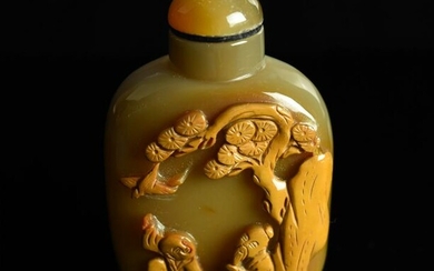 ONE CHINESE CARVED AGATE SNUFF BOTTLE