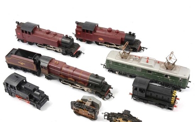 OO gauge model railway locomotives, including R758 Hymek B-B diesel D7063.