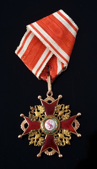 ORDER OF SAINT STANISLAS (Russia). Gold and enamel knight's cross, 3rd class model, with red and white moiré silk taffeta ribbon. Good condition.Title mark: 56, St. Petersburg, 1908-1917.Goldsmith's mark: Édouard and Véra Dietvald.H.: 5 cm - L.:...