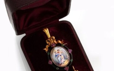 PAIR OF 18K yellow gold EARRINGS and PENDANTS PENDANTS with a painting showing a young couple, surrounded by enamel, emeralds and rubies. Original case. Gross weight : 18.9 gr. A pair of yellow gold earrings and a pendant.