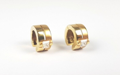 PAIR OF SMALL CREOLES in gold 750 ‰ decorated with a white stone, PB 9.5 g