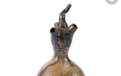 PAUL JEANNENEY (1861-1920) Vase coloquinte à trois cols. Épreuve en grès émaillé ; une large...