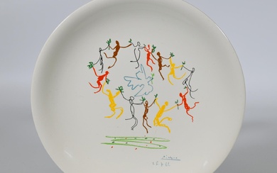 Pablo Picasso (1881-1973) d'après, "la ronde de la jeunesse", assiette en faïence polychrome, signée dans...
