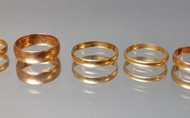 Pack of 5 gold wedding rings. Total weight:...