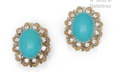 Pair of earrings in 14K yellow gold, each adorned with a turquoise cabochon in a twisted gold setting set with a brilliant-cut diamond. Clasp with pin and safety clasp. Longueur : 2.2 cm. P. Brut : 16.6 g.