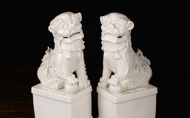 Paire de chiens de Fo en porcelaine Blanc de Chine de la fin du XIXe...
