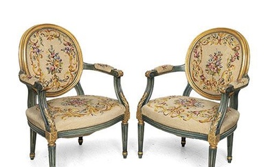 Paire de fauteuils de style Louis XVI en bois sculpté, doré et polychrome, garnis au...
