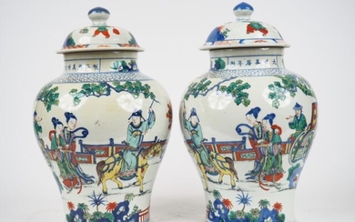 Paire de potiches couvertes en porcelaine et émaux type Wucai, décor d'un jeune mandarin, d'un...