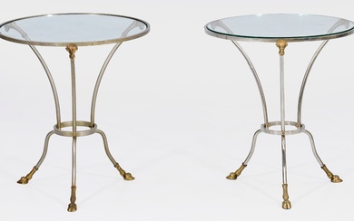 Paire de tables de guéridon décoratives dans le style de l'Empire français. Métal nickelé et...
