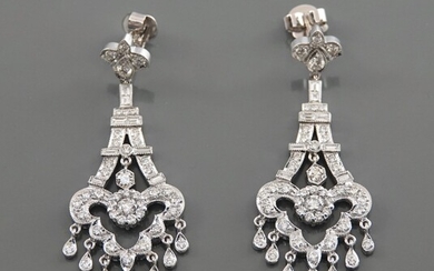 Pendants d'oreilles en girandoles d'or gris, 750 MM, ornés de diamants taille baguette et ronds...