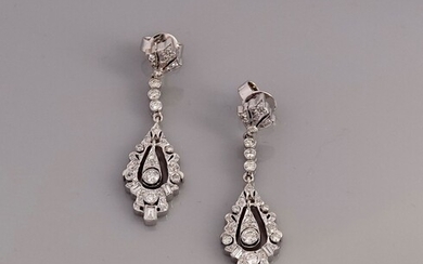 Pendants d'oreilles en or gris, 750 MM, à l'identique recouverts de diamants dont un mobile...