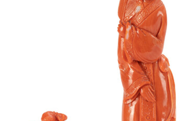 Personnages à l'éventail, 2 sculptures en corail, Chine, XXe s., une montrant un personnage debout, tenant un éventail, solidaire à un s