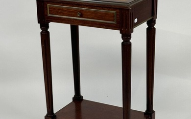 Petite table en bois mouluré ouvrant par un tiroir, dessus de cuir, tablette d'entretoise. Style...