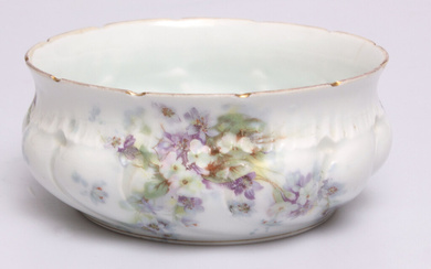 Porcelain bowl for cookies 20th century 20's. Kuznetsov porcelain factory. Porcelain, gilding. 7.2x16 cm. There are signs of use and a crack.