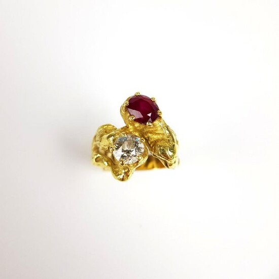 RING Toi & Moi in gold 750 ‰ set with claws of a TA diamond and a ruby, chased setting, TDD 55 (inner ring), PB 12.7 g