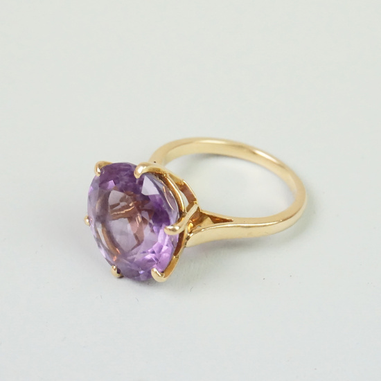 RING, gold, 18K, with amethyst.