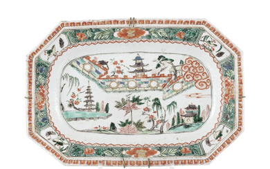 Ravier octogonal en porcelaine famille verte, Chine, dynastie Qing, époque Kangxi, décor de jardins et pagodes, l. 31 cm