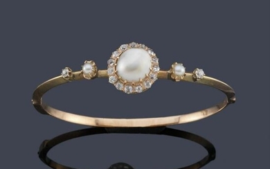Rigid pearl and diamond bracelet in 18K yellow gold.