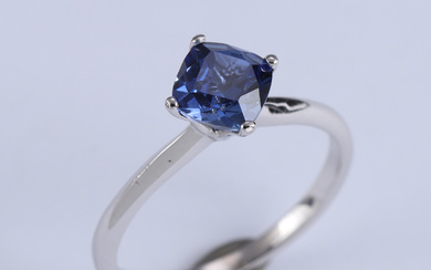 Ring for 9 kt. white gold with synthetic cushion sapphire