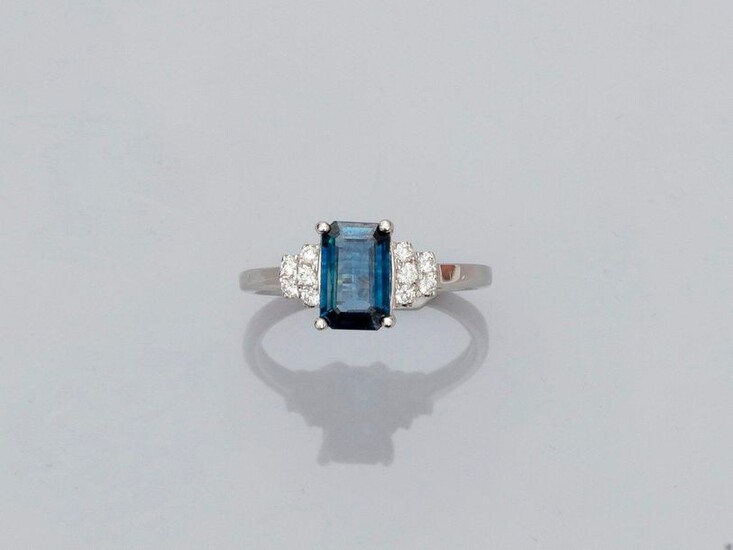 Ring in white gold, 750 MM, set with an emerald cut sapphire weighing 1.40 carat, beautiful colour, stepped brilliants, 13 x 9 mm, size: 52, weight: 2.65gr. gross.