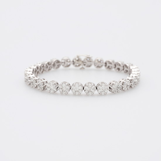Rivière bracelet with diamonds rosettes.
