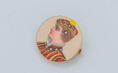 Round brooch in 18-carat (750 thousandths) yellow gold depicting a profile of a young man painted, dressed and coiffed in Renaissance fashion, enhanced with gold, chased and enhanced with red enamel, adorned with rose-cut diamonds, on a white enamel...
