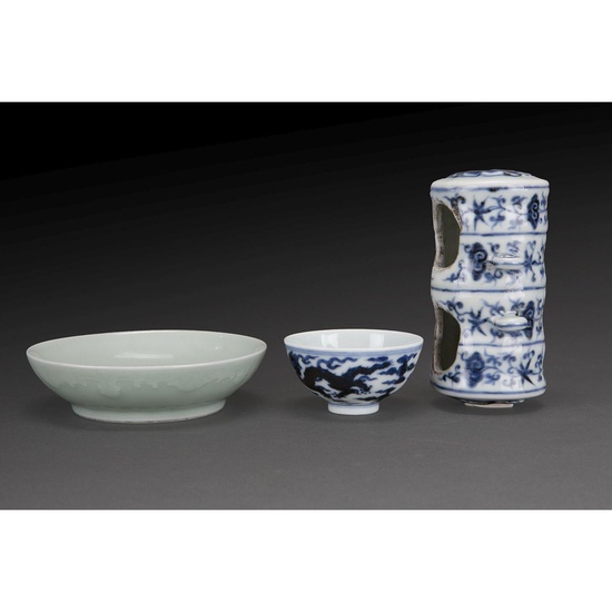SUITE DE TROIS OBJETS comprenant une mangeoire en porcelaine blanc bleu, en forme de section de bambou à décor de lingzhi et fe...