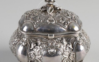 Silver box with lid, 830/000, outlined rectangular model richly decorated with lobes, curls, flowers and cartouches. Placed on 4 curled legs. Equipped with a hinged lid decorated with a rose as a button. MT .: unclear Sweden. 9x8x8.5cm. about 165...