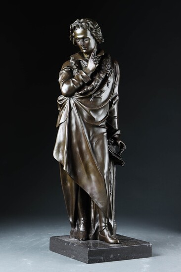 Skulptur af patineret bronze i form af stående...