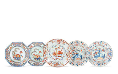 THREE CHINESE IMARI AND A PAIR OF CLOBBERED BLUE AND WHITE EXPORT DISHES