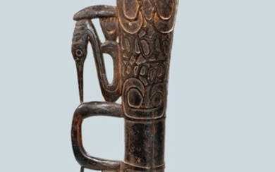 Tambour Asmat de Papouasie Occidentale. Beau tambour en forme de sablier, la poignée verticale décorée...