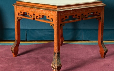 Tavolo basso in legno laccato. Cina, XX secolo