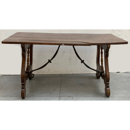 Tavolo fratino in legno, gambe a lira unite da traverse in ferro battuto (cm155x78x80) (gravi difetti e restauri)
