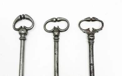 Trois clés. 15, 47 - 14, 47 - 14, 05 cm - Lot 48 - Art Richelieu