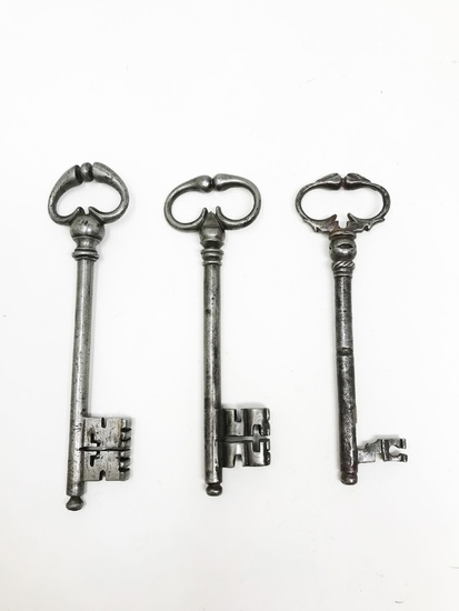 Trois clés. 15, 47 - 14, 47 - 14, 05 cm - Lot 48 - Art Richelieu