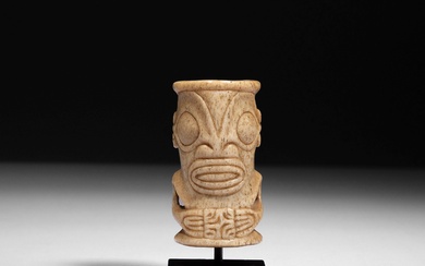 Un bel ornement ivi po’o classique, amulette d’homme, sculpté de la représentation d’un Tiki. Îles...
