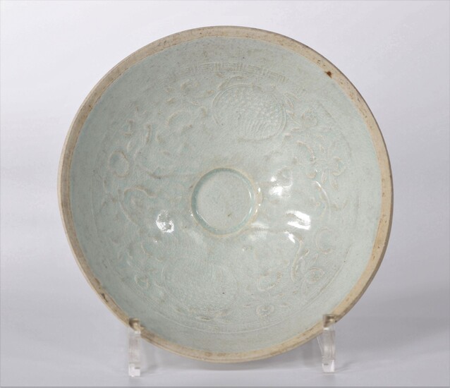 Un bol en porcelaine de Chine qingbai à décor floral sous glaçure, Song