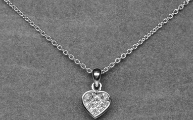 Un pendentif coeur très surprenant serti de 8 diamants princes...