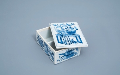 Une boîte couverte en porcelaine de Chine bleu et blanc à décor d'antiquités, 19ème siècle